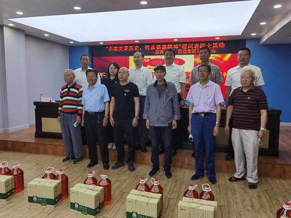 2.5001拉斯维加斯慈善基金会代表同老战士合影.jpg