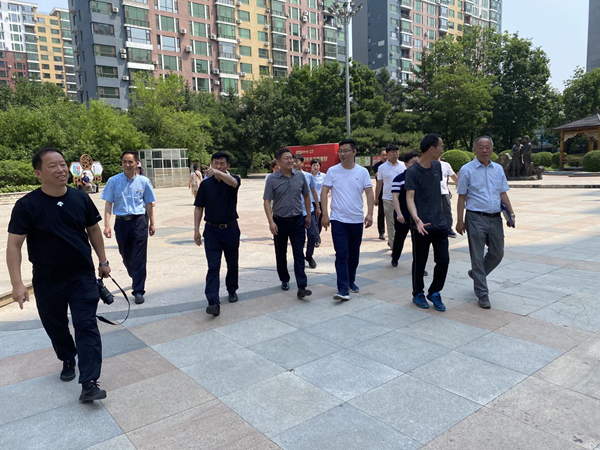 4.评委团实地相识园区情形.jpg