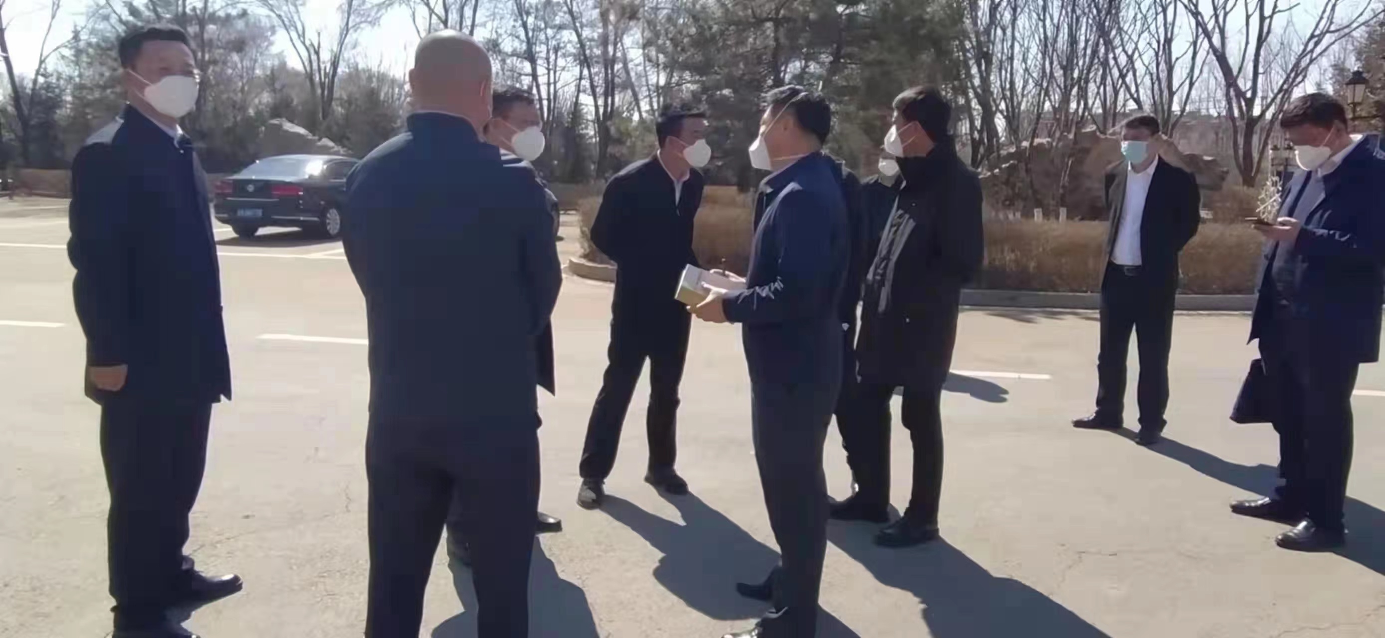 8.张志军书记一行与旅馆公司疫情防控相关事情职员举行交流.jpg