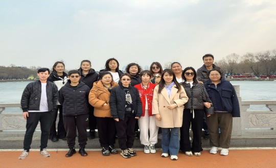 25.药业公司团建运动合影_副本.jpg