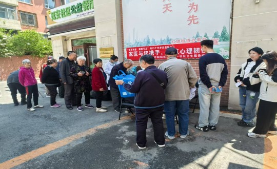 26.医疗公司家庭医生签约效劳义诊运动现场_副本.jpg