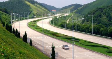 嘉峪关市至吴圩机场高速公路