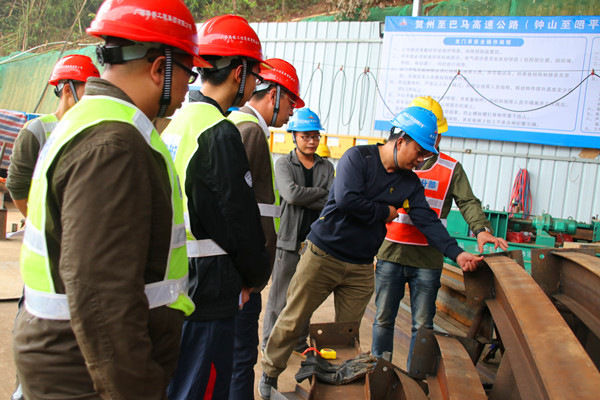 图一：召开进洞前现场会议，查抄钢拱架.jpg