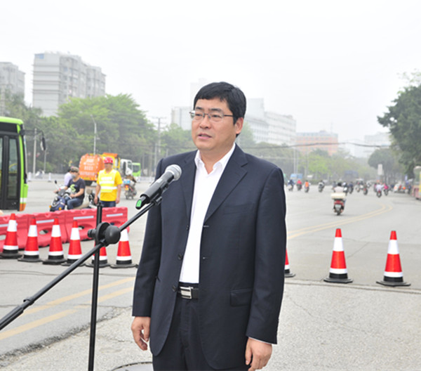 1493128444481078838.jpg 图一:嘉峪关市副市长朱会东颁发开工令.jpg