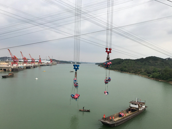 1493695340442050760.jpg 六景郁江特大桥缆索吊装系统125T(静载)跨中起吊.jpg